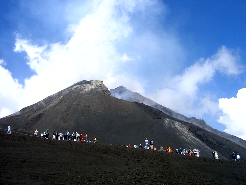 Turisti sull'Etna